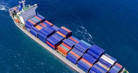 散貨船如同一座座移動(dòng)的城堡，承載著貿(mào)易的重要物資